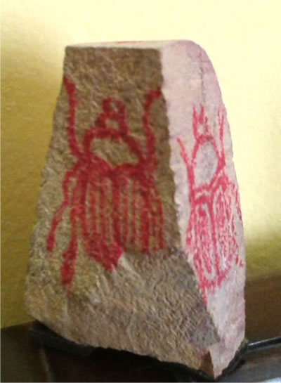 Museo EPDO Oristano -  Pietra piramidale con scarabei